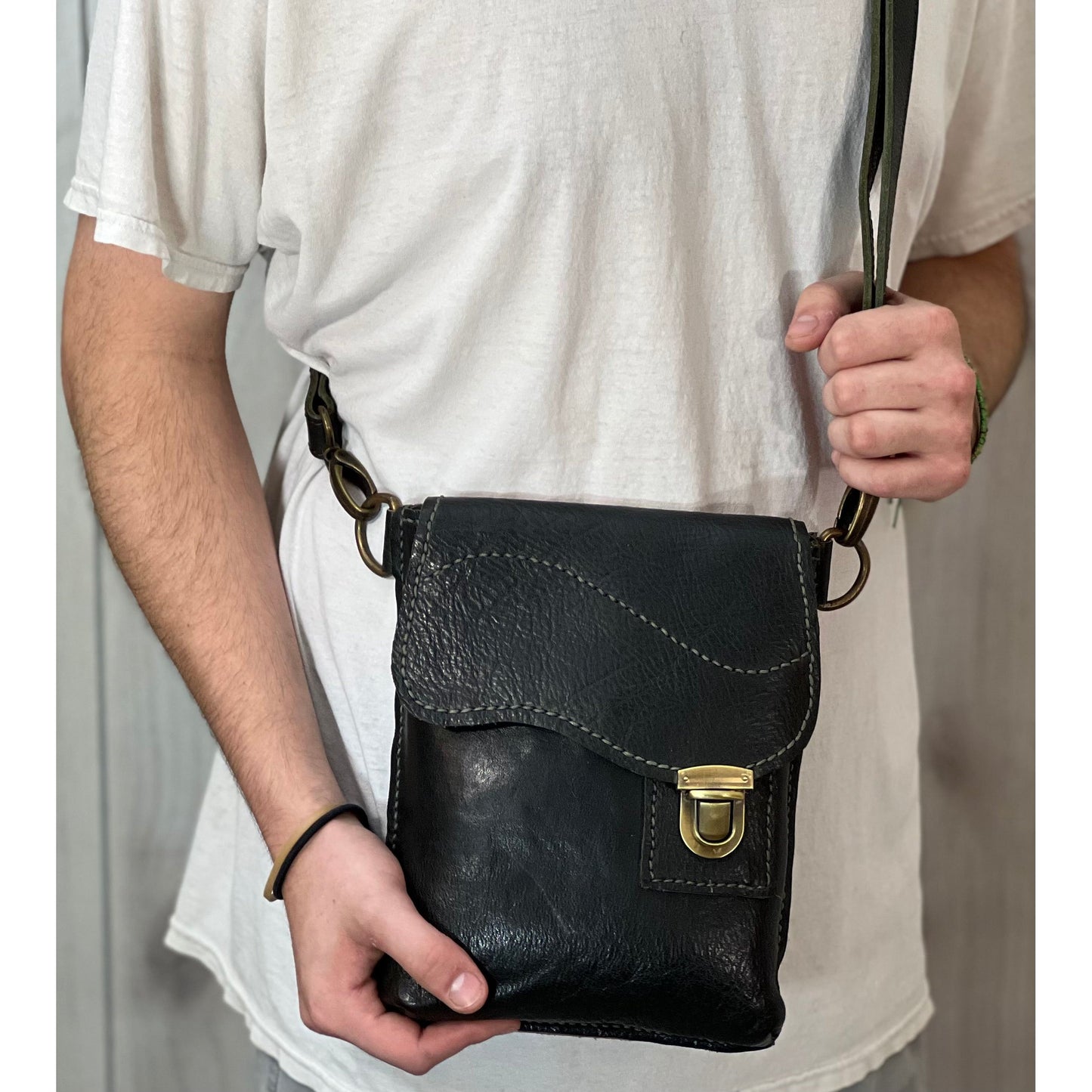 Benjamin's Leatherᵀᴹ "THE VINTAGE CROSSBODY"